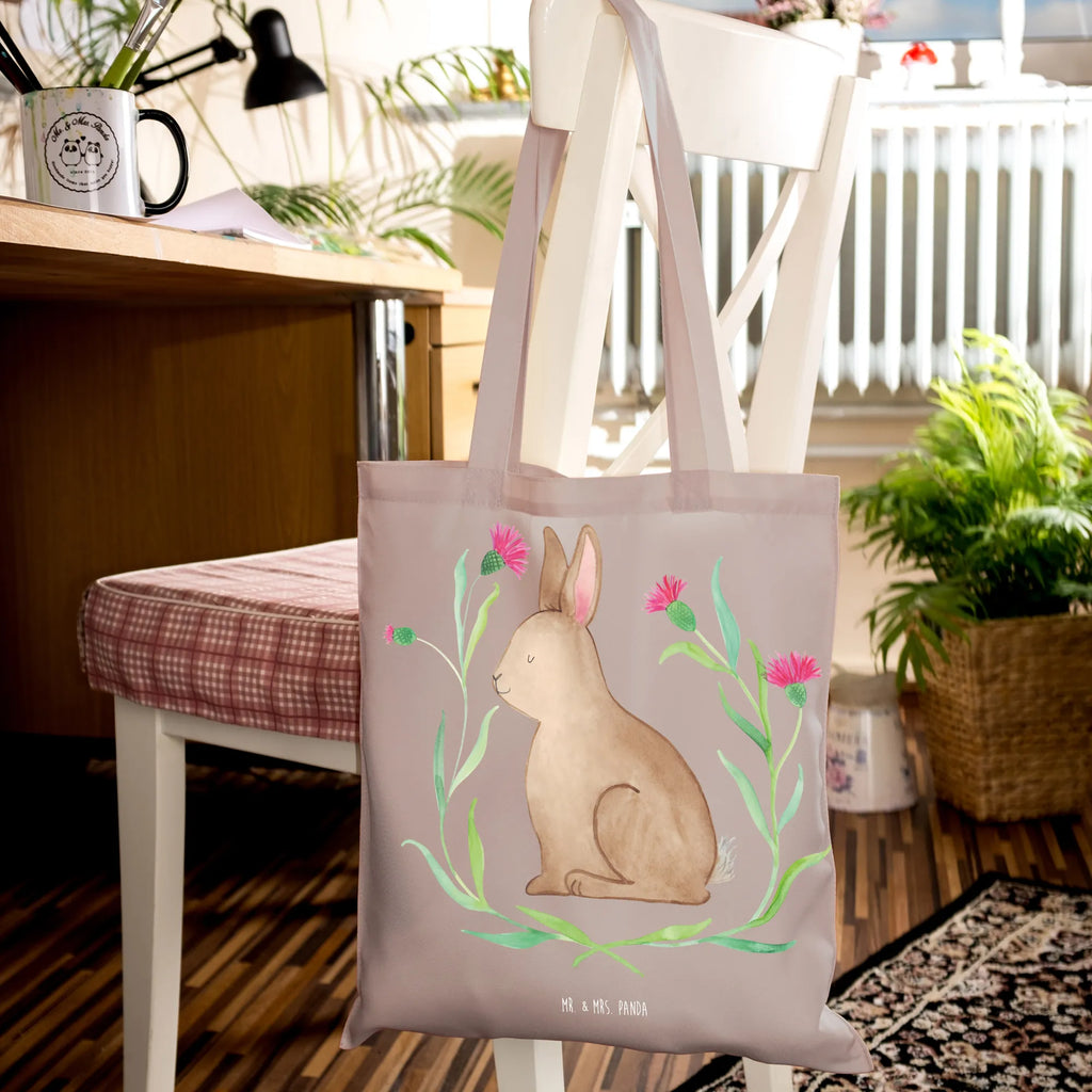 Tragetasche Hase Sitzen Beuteltasche, Beutel, Einkaufstasche, Jutebeutel, Stoffbeutel, Tasche, Shopper, Umhängetasche, Strandtasche, Schultertasche, Stofftasche, Tragetasche, Badetasche, Jutetasche, Einkaufstüte, Laptoptasche, Ostern, Osterhase, Ostergeschenke, Osternest, Osterdeko, Geschenke zu Ostern, Ostern Geschenk, Ostergeschenke Kinder, Ostern Kinder, Frohe Ostern, Ostergrüße, Osterblume, Liebe, Grüße, Hase, Kaninchen