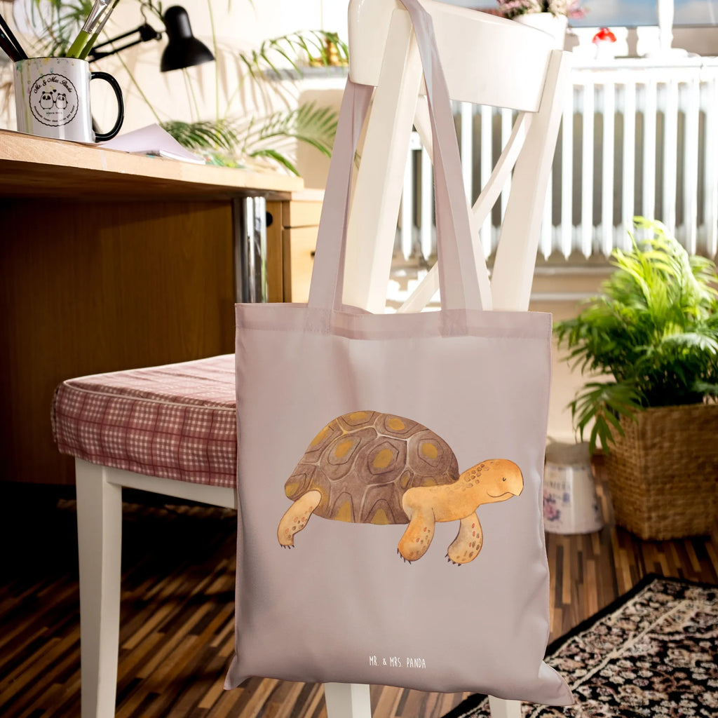 Tragetasche Schildkröte Marschieren Beuteltasche, Beutel, Einkaufstasche, Jutebeutel, Stoffbeutel, Tasche, Shopper, Umhängetasche, Strandtasche, Schultertasche, Stofftasche, Tragetasche, Badetasche, Jutetasche, Einkaufstüte, Laptoptasche, Meerestiere, Meer, Urlaub, Schildkröte, Schildkröten, get lost, Abenteuer, Reiselust, Inspiration, Neustart, Motivation, Lieblingsmensch