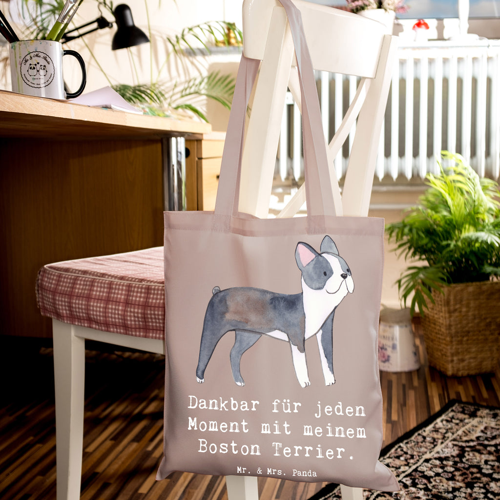 Tragetasche Boston Terrier Moment Beuteltasche, Beutel, Einkaufstasche, Jutebeutel, Stoffbeutel, Tasche, Shopper, Umhängetasche, Strandtasche, Schultertasche, Stofftasche, Tragetasche, Badetasche, Jutetasche, Einkaufstüte, Laptoptasche, Hund, Hunderasse, Rassehund, Hundebesitzer, Geschenk, Tierfreund, Schenken, Welpe, Boston Terrier