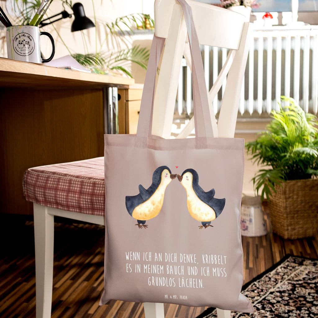 Tragetasche Pinguine Kuss Beuteltasche, Beutel, Einkaufstasche, Jutebeutel, Stoffbeutel, Tasche, Shopper, Umhängetasche, Strandtasche, Schultertasche, Stofftasche, Tragetasche, Badetasche, Jutetasche, Einkaufstüte, Laptoptasche, Liebe, Partner, Freund, Freundin, Ehemann, Ehefrau, Heiraten, Verlobung, Heiratsantrag, Liebesgeschenk, Jahrestag, Hocheitstag, Valentinstag, Geschenk für Frauen, Hochzeitstag, Mitbringsel, Geschenk für Freundin, Geschenk für Partner, Liebesbeweis, für Männer, für Ehemann