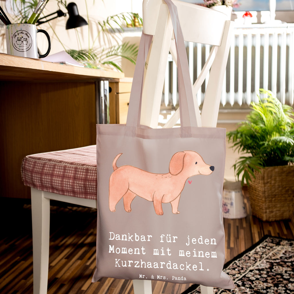 Tragetasche Dackel Kurzhaardackel Moment Beuteltasche, Beutel, Einkaufstasche, Jutebeutel, Stoffbeutel, Tasche, Shopper, Umhängetasche, Strandtasche, Schultertasche, Stofftasche, Tragetasche, Badetasche, Jutetasche, Einkaufstüte, Laptoptasche, Hund, Hunderasse, Rassehund, Hundebesitzer, Geschenk, Tierfreund, Schenken, Welpe, Teckel, Dachshund, Kurzhaardackel