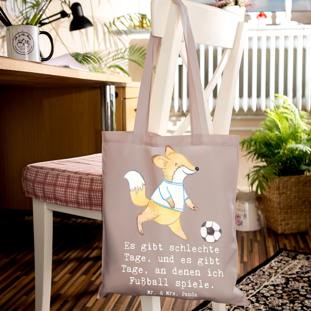 Tragetasche Fuchs Fußball spielen Beuteltasche, Beutel, Einkaufstasche, Jutebeutel, Stoffbeutel, Tasche, Shopper, Umhängetasche, Strandtasche, Schultertasche, Stofftasche, Tragetasche, Badetasche, Jutetasche, Einkaufstüte, Laptoptasche, Geschenk, Sport, Sportart, Hobby, Schenken, Danke, Dankeschön, Auszeichnung, Gewinn, Sportler, Fußball spielen, Fußballtraining, Fußballverein, Fußballmannschaft, Fußball Turnier, Punktspiele, Fußball