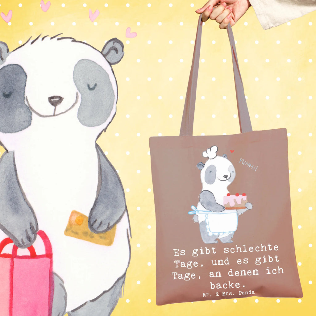 Tragetasche Panda Backen Beuteltasche, Beutel, Einkaufstasche, Jutebeutel, Stoffbeutel, Tasche, Shopper, Umhängetasche, Strandtasche, Schultertasche, Stofftasche, Tragetasche, Badetasche, Jutetasche, Einkaufstüte, Laptoptasche, Geschenk, Sport, Sportart, Hobby, Schenken, Danke, Dankeschön, Auszeichnung, Gewinn, Sportler, backen, Hobbybäcker, Kuchen backen