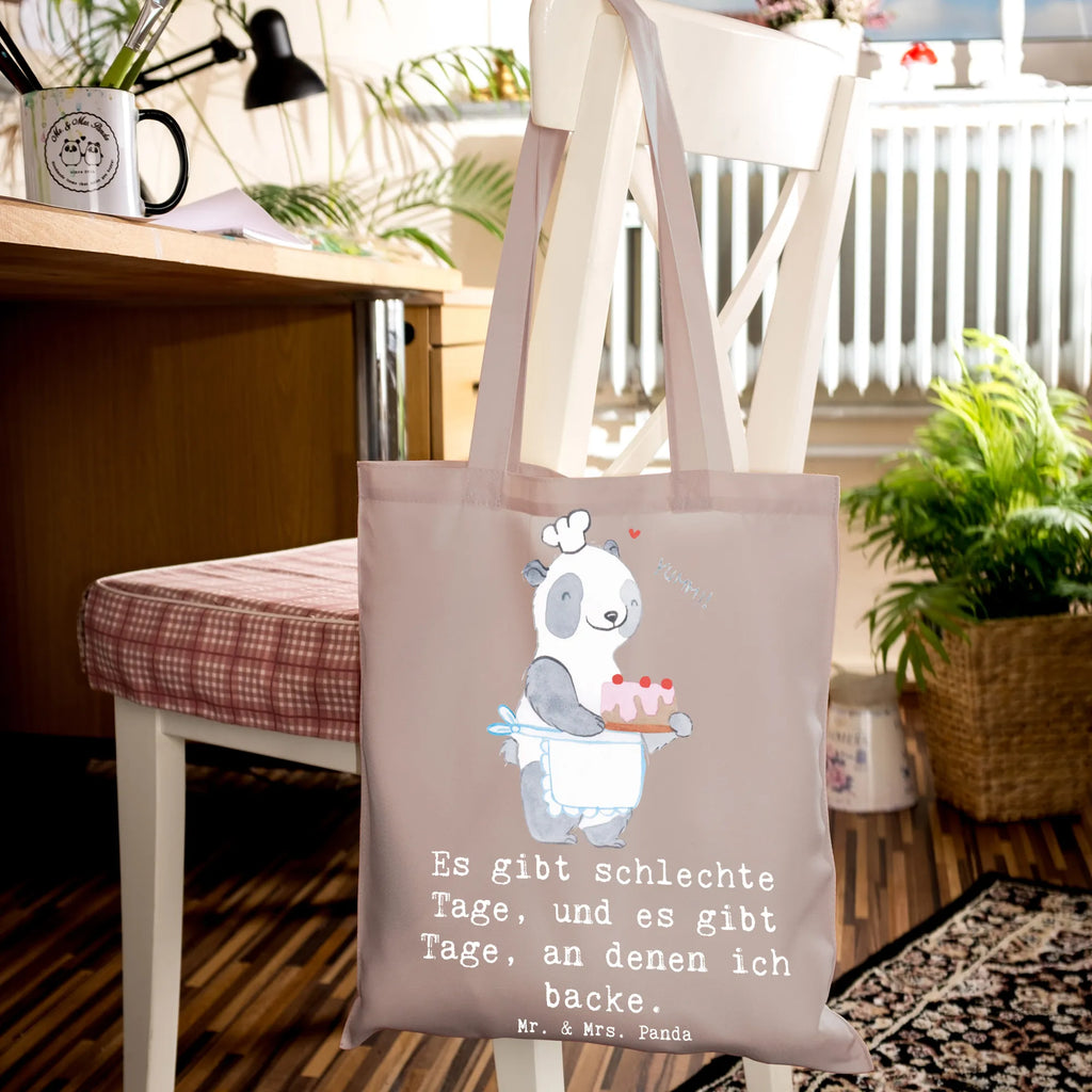 Tragetasche Panda Backen Beuteltasche, Beutel, Einkaufstasche, Jutebeutel, Stoffbeutel, Tasche, Shopper, Umhängetasche, Strandtasche, Schultertasche, Stofftasche, Tragetasche, Badetasche, Jutetasche, Einkaufstüte, Laptoptasche, Geschenk, Sport, Sportart, Hobby, Schenken, Danke, Dankeschön, Auszeichnung, Gewinn, Sportler, backen, Hobbybäcker, Kuchen backen