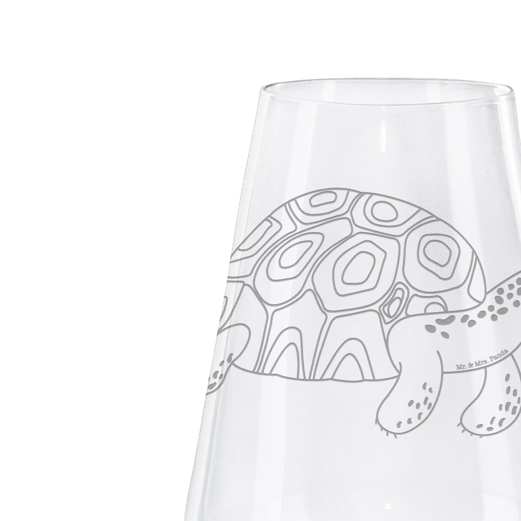 Weißwein Glas Schildkröte marschiert Weißweinglas, Weinglas, Weißwein Glas, Weinglas mit Gravur, Geschenk für Weinliebhaber, Spülmaschinenfeste Weingläser, Hochwertige Weinaccessoires, Meerestiere, Meer, Urlaub, Schildkröte, Schildkröten, get lost, Abenteuer, Reiselust, Inspiration, Neustart, Motivation, Lieblingsmensch