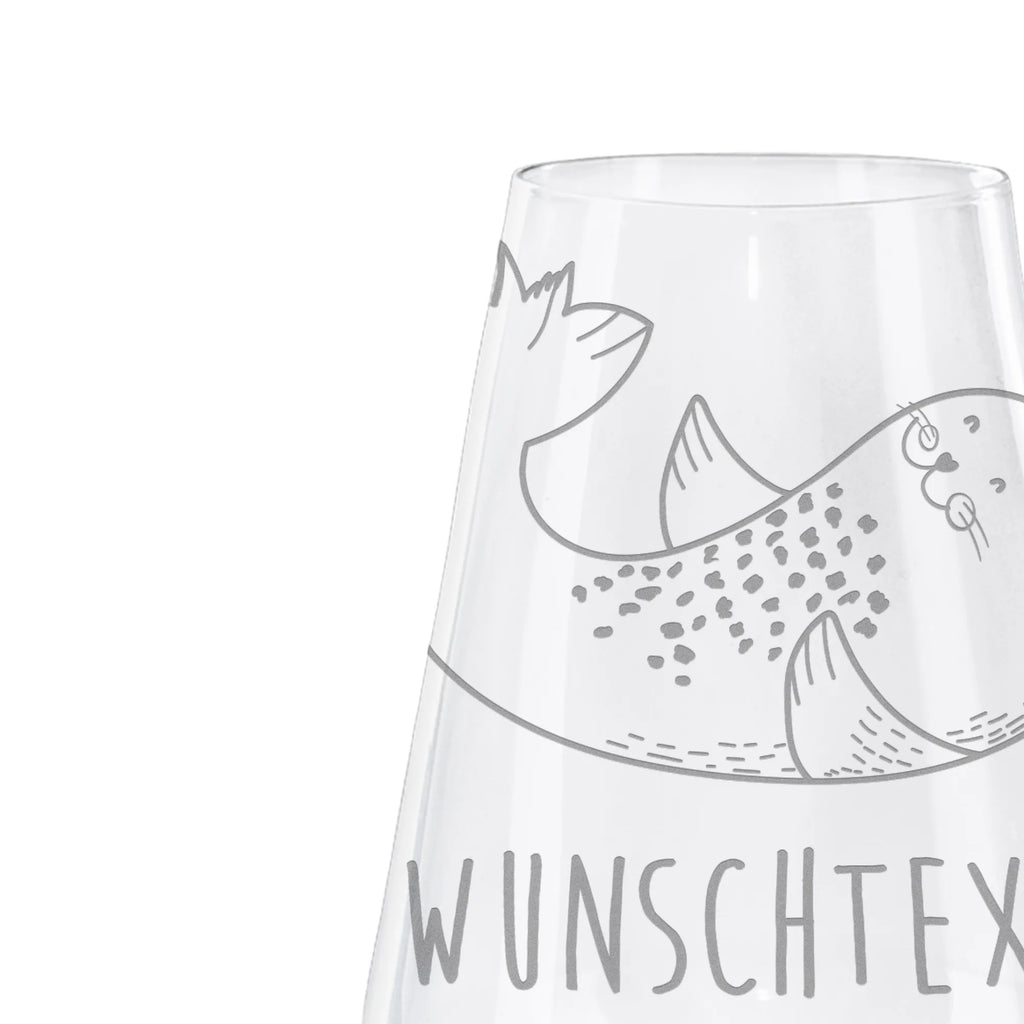 Personalisiertes Weißwein Glas Robbe liegend Personalisiertes Weißweinglas, Personalisiertes Weinglas, Personalisiertes Weißwein Glas, Personalisiertes Weinglas mit Gravur, Personalisiertes Geschenk für Weinliebhaber, Personalisierte Spülmaschinenfeste Weingläser, Personalisierte Weinaccessoires, Weißweinglas mit Namen, Weinglas mit Namen, Weißwein Glas mit Namen, Weinglas mit Gravur mit Namen, Geschenk für Weinliebhaber mit Namen, Spülmaschinenfeste Weingläser mit Namen, Hochwertige Weinaccessoires mit Namen, Tiermotive, Gute Laune, lustige Sprüche, Tiere, Robbe, Robben, Seehund, Strand, Meerestier, Ostsee, Nordsee, Lachen, Freude