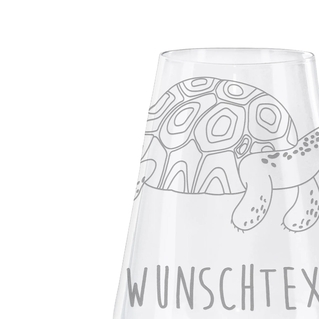 Personalisiertes Weißwein Glas Schildkröte marschiert Personalisiertes Weißweinglas, Personalisiertes Weinglas, Personalisiertes Weißwein Glas, Personalisiertes Weinglas mit Gravur, Personalisiertes Geschenk für Weinliebhaber, Personalisierte Spülmaschinenfeste Weingläser, Personalisierte Weinaccessoires, Weißweinglas mit Namen, Weinglas mit Namen, Weißwein Glas mit Namen, Weinglas mit Gravur mit Namen, Geschenk für Weinliebhaber mit Namen, Spülmaschinenfeste Weingläser mit Namen, Hochwertige Weinaccessoires mit Namen, Meerestiere, Meer, Urlaub, Schildkröte, Schildkröten, get lost, Abenteuer, Reiselust, Inspiration, Neustart, Motivation, Lieblingsmensch