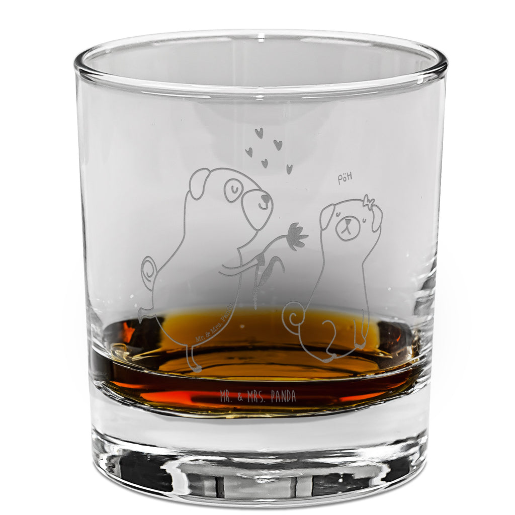 Whiskey Glas Mops verliebt Whiskeylgas, Whiskey Glas, Whiskey Glas mit Gravur, Whiskeyglas mit Spruch, Whiskey Glas mit Sprüchen, Whiskygläser, Whisky Gläser, Whiskey Tumbler, Whiskyglas mit Gravur, Gravur Whiskyglas, Edle Whiskygläser, Hund, Hundemotiv, Haustier, Hunderasse, Tierliebhaber, Hundebesitzer, Sprüche, Mops, Möpse, Hundeliebe, verliebt, Liebe, Liebesspruch. Verlobt, Geschenk Freund, Partner