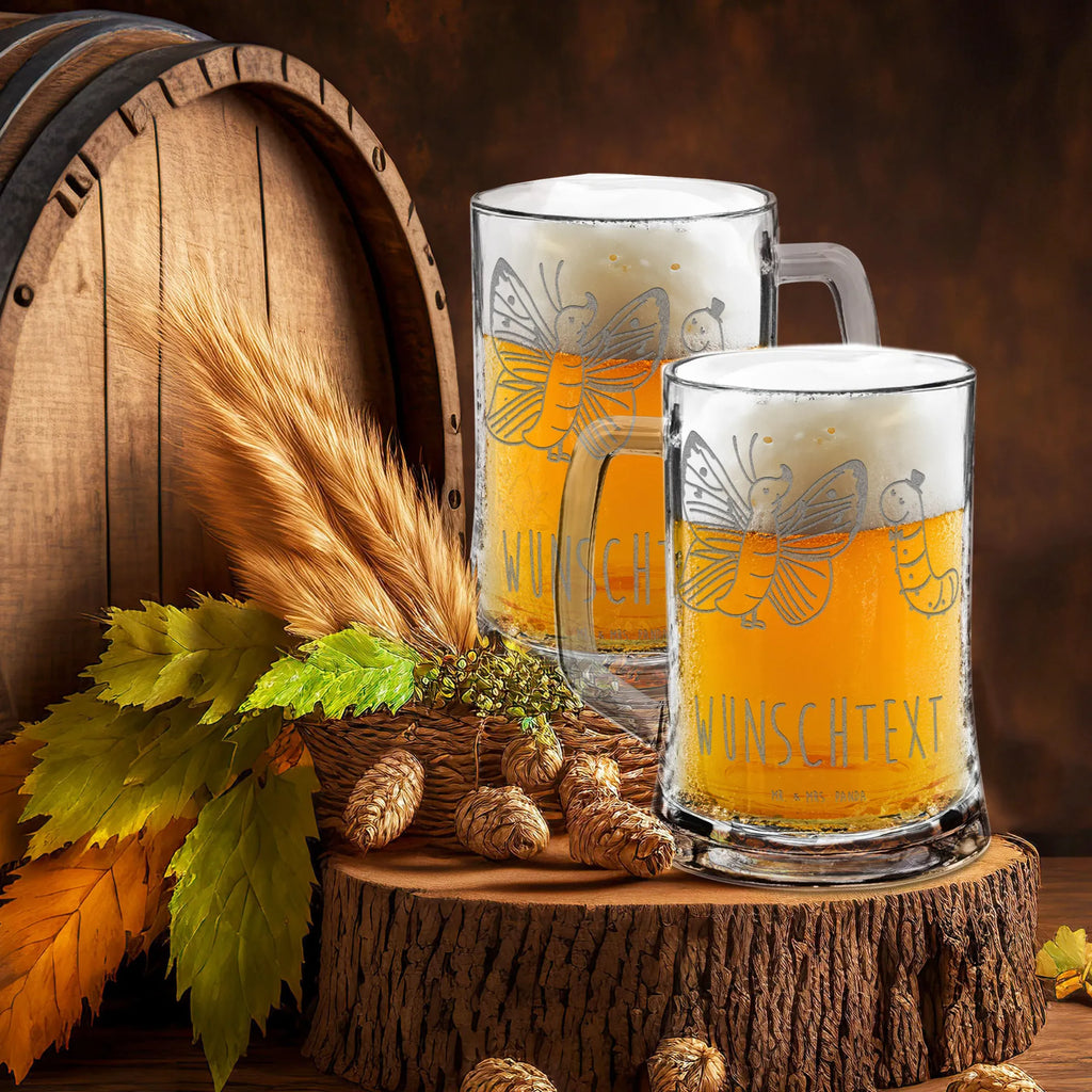 Personalisierter Gravur Bierkrug Raupe Schmetterling Personalisierter Bierkrug, Personalisierter Bier Krug, Personalisiertes Bierkrug Glas, Bierkrug mit Namen, Bier Krug mit Namen, Bierkrug Glas mit Namen, Vatertag, Wunschtext, Wunschname, Personalisierbar, Selbst gestalten, Tiermotive, Gute Laune, lustige Sprüche, Tiere, Raupe, Schmetterling, Zitronenfalter, Entwicklung, Erwachsen werden, Kokon, Hut, Hütchen, Schönheit, Aufwachsen