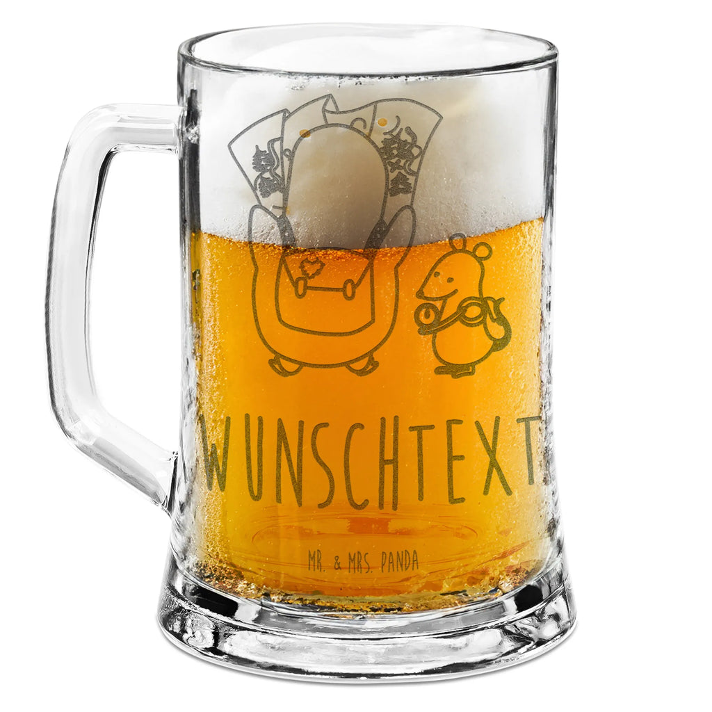 Personalisierter Gravur Bierkrug Pinguin & Maus Wanderer Personalisierter Bierkrug, Personalisierter Bier Krug, Personalisiertes Bierkrug Glas, Bierkrug mit Namen, Bier Krug mit Namen, Bierkrug Glas mit Namen, Vatertag, Wunschtext, Wunschname, Personalisierbar, Selbst gestalten, Pinguin, Pinguine, Abenteurer, Abenteuer, Roadtrip, Ausflug, Wanderlust, wandern