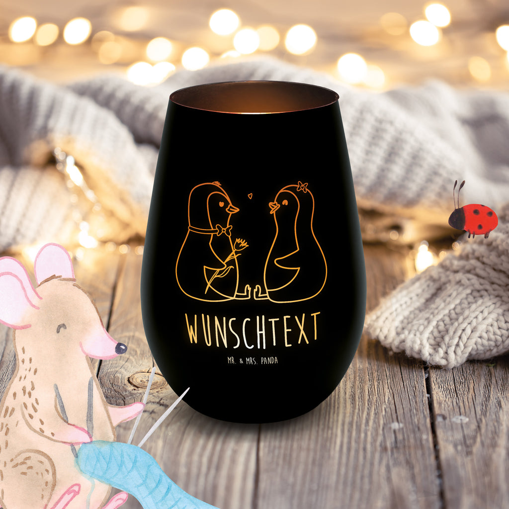 Gold Windlicht Personalisiert Pinguin Pärchen Personalisiertes Windlicht, Personalisiertes Teelicht, Personalisiertes Graviertes Windlicht, Personalisiertes Windlicht Gravur, Personalisierte Kerze, Personalisiertes Windlicht aus Glas, Personalisiertes Teelicht aus Glas, Personalisiertes Windlicht mit Namen, Teelicht mit Namen, Graviertes Windlicht mit Namen, Windlicht Gravur mit Namen, Kerze mit Namen, Windlicht aus Glas mit Namen, Teelicht aus Glas mit Namen, Wunschtext, Personalisierbar, Selbst gestalten, Pinguin, Pinguine, Liebe, Liebespaar, Liebesbeweis, Liebesgeschenk, Verlobung, Jahrestag, Hochzeitstag, Hochzeit, Hochzeitsgeschenk, große Liebe, Traumpaar