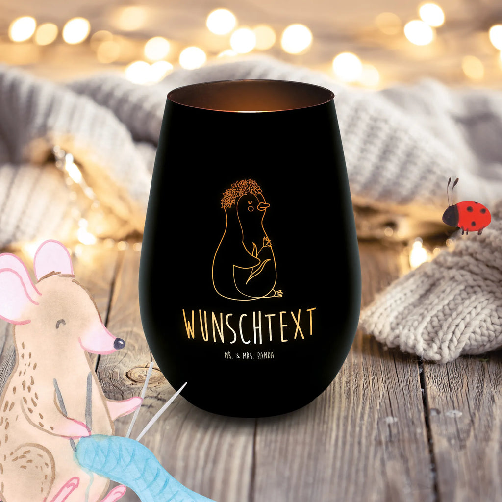 Gold Windlicht Personalisiert Pinguin Blumen Personalisiertes Windlicht, Personalisiertes Teelicht, Personalisiertes Graviertes Windlicht, Personalisiertes Windlicht Gravur, Personalisierte Kerze, Personalisiertes Windlicht aus Glas, Personalisiertes Teelicht aus Glas, Personalisiertes Windlicht mit Namen, Teelicht mit Namen, Graviertes Windlicht mit Namen, Windlicht Gravur mit Namen, Kerze mit Namen, Windlicht aus Glas mit Namen, Teelicht aus Glas mit Namen, Wunschtext, Personalisierbar, Selbst gestalten, Pinguin, Pinguine, Blumenkranz, Universum, Leben, Wünsche, Ziele, Lebensziele, Motivation, Lebenslust, Liebeskummer, Geschenkidee