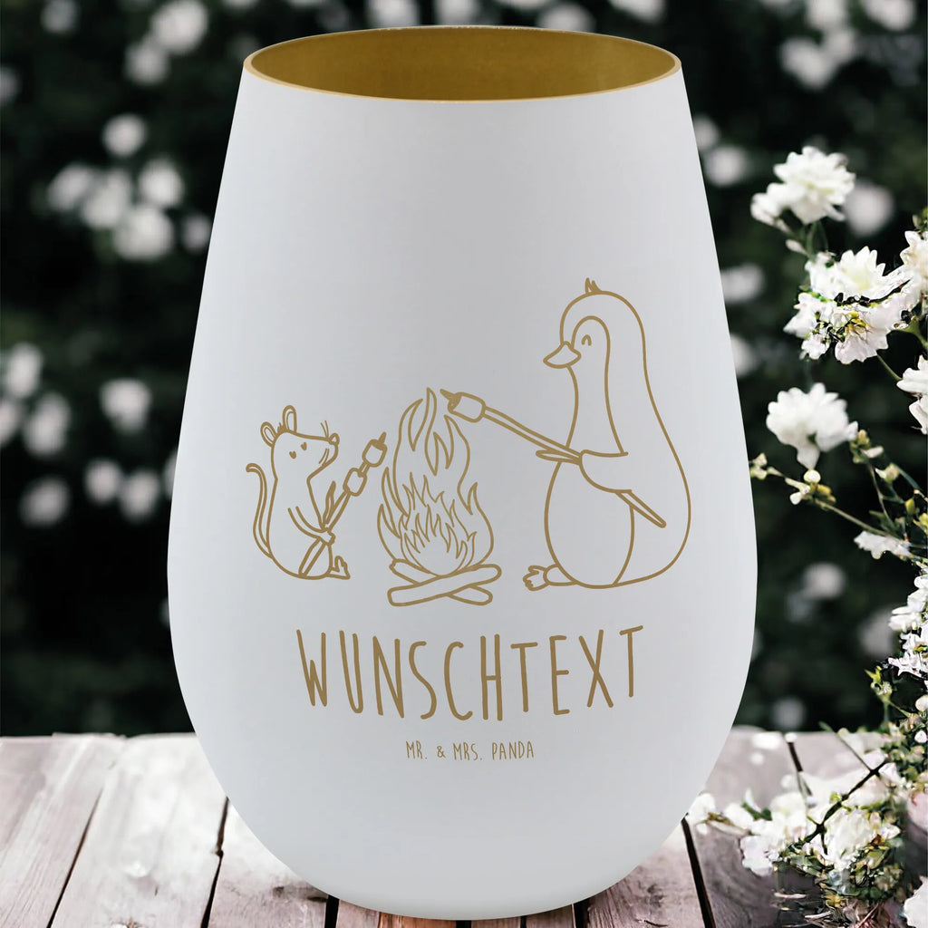 Gold Windlicht Personalisiert Pinguin Lagerfeuer Personalisiertes Windlicht, Personalisiertes Teelicht, Personalisiertes Graviertes Windlicht, Personalisiertes Windlicht Gravur, Personalisierte Kerze, Personalisiertes Windlicht aus Glas, Personalisiertes Teelicht aus Glas, Personalisiertes Windlicht mit Namen, Teelicht mit Namen, Graviertes Windlicht mit Namen, Windlicht Gravur mit Namen, Kerze mit Namen, Windlicht aus Glas mit Namen, Teelicht aus Glas mit Namen, Wunschtext, Personalisierbar, Selbst gestalten, Pinguin, Maus, Pinguine, Lagerfeuer, Leben, Arbeit, Job, Motivation, Büro, Büroalltag, Lebensspruch, Lebensmotivation, Neustart, Liebe, grillen, Feuer, Marshmallows