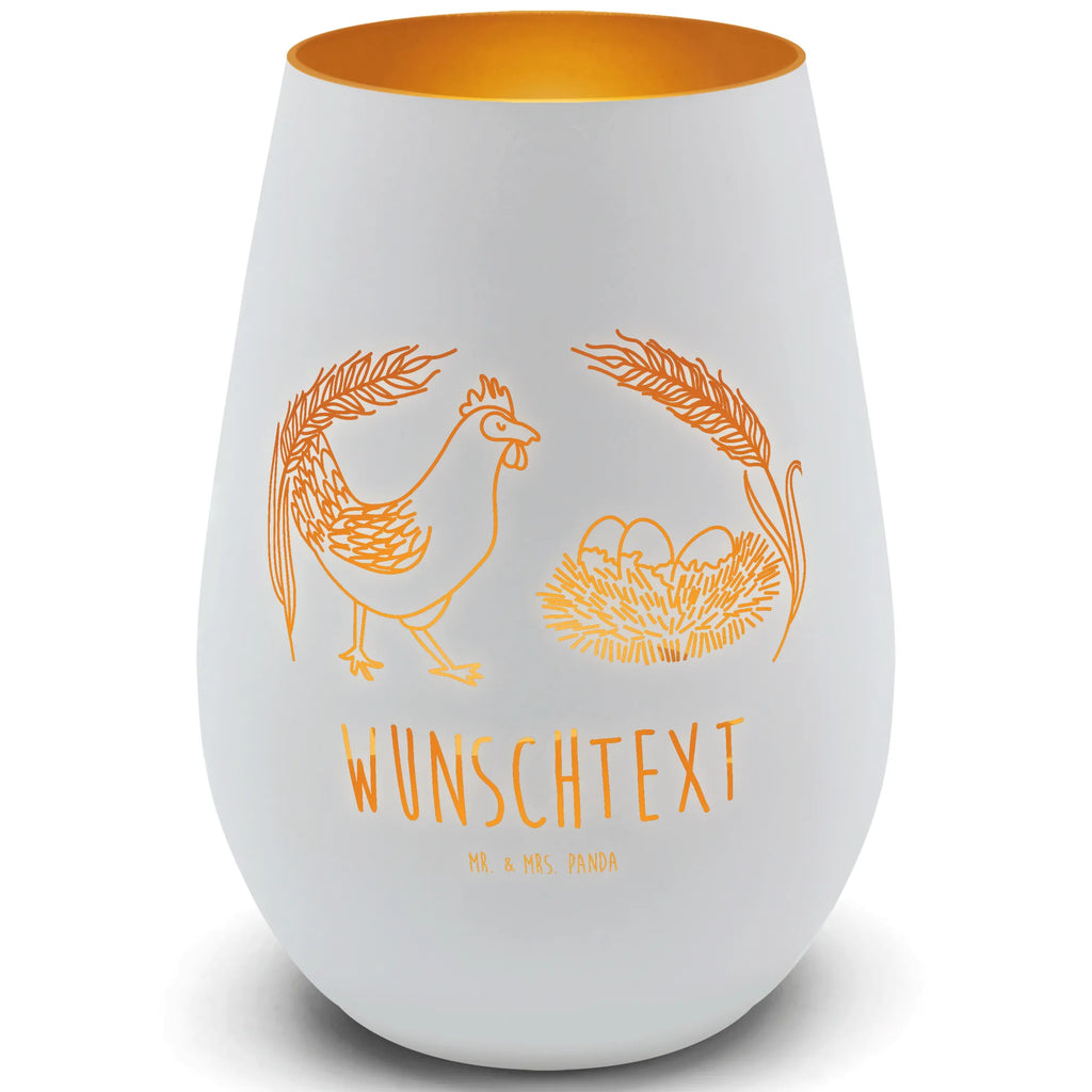 Gold Windlicht Personalisiert Huhn Stolz Personalisiertes Windlicht, Personalisiertes Teelicht, Personalisiertes Graviertes Windlicht, Personalisiertes Windlicht Gravur, Personalisierte Kerze, Personalisiertes Windlicht aus Glas, Personalisiertes Teelicht aus Glas, Personalisiertes Windlicht mit Namen, Teelicht mit Namen, Graviertes Windlicht mit Namen, Windlicht Gravur mit Namen, Kerze mit Namen, Windlicht aus Glas mit Namen, Teelicht aus Glas mit Namen, Wunschtext, Personalisierbar, Selbst gestalten, Bauernhof, Hoftiere, Landwirt, Landwirtin, Hahn, Henne, Hühner, Eier, Hof, Landleben, Motivation, Geburt, Magie, Spruch, Schwangerschaft