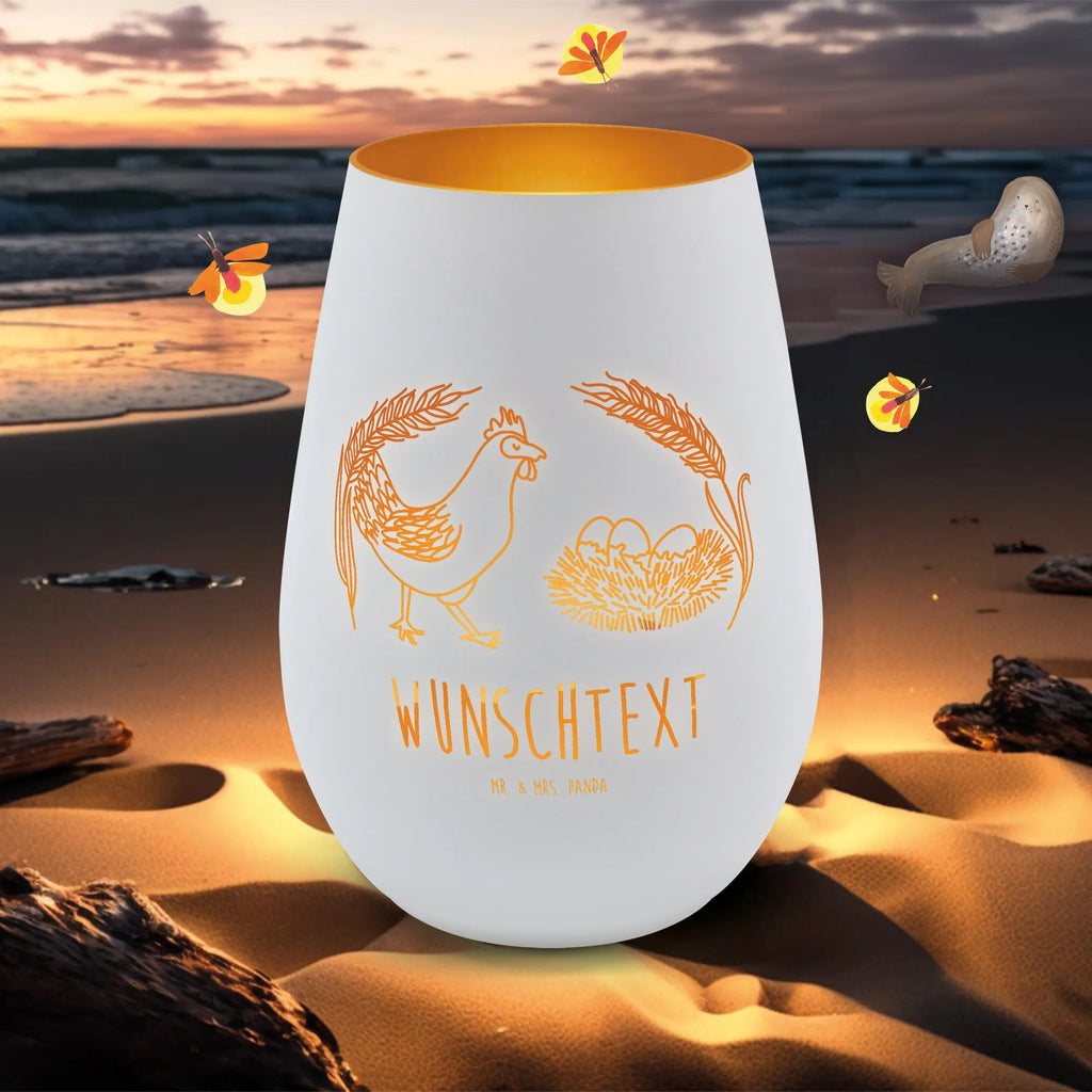 Gold Windlicht Personalisiert Huhn Stolz Personalisiertes Windlicht, Personalisiertes Teelicht, Personalisiertes Graviertes Windlicht, Personalisiertes Windlicht Gravur, Personalisierte Kerze, Personalisiertes Windlicht aus Glas, Personalisiertes Teelicht aus Glas, Personalisiertes Windlicht mit Namen, Teelicht mit Namen, Graviertes Windlicht mit Namen, Windlicht Gravur mit Namen, Kerze mit Namen, Windlicht aus Glas mit Namen, Teelicht aus Glas mit Namen, Wunschtext, Personalisierbar, Selbst gestalten, Bauernhof, Hoftiere, Landwirt, Landwirtin, Hahn, Henne, Hühner, Eier, Hof, Landleben, Motivation, Geburt, Magie, Spruch, Schwangerschaft