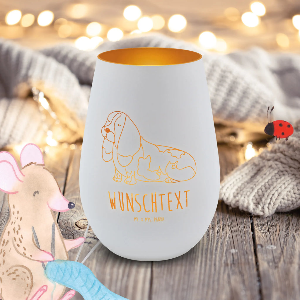 Gold Windlicht Personalisiert Hund Basset Hound Personalisiertes Windlicht, Personalisiertes Teelicht, Personalisiertes Graviertes Windlicht, Personalisiertes Windlicht Gravur, Personalisierte Kerze, Personalisiertes Windlicht aus Glas, Personalisiertes Teelicht aus Glas, Personalisiertes Windlicht mit Namen, Teelicht mit Namen, Graviertes Windlicht mit Namen, Windlicht Gravur mit Namen, Kerze mit Namen, Windlicht aus Glas mit Namen, Teelicht aus Glas mit Namen, Wunschtext, Personalisierbar, Selbst gestalten, Hund, Hundemotiv, Haustier, Hunderasse, Tierliebhaber, Hundebesitzer, Sprüche, Basset Hound, Basset, Hundeliebe, kinderlos