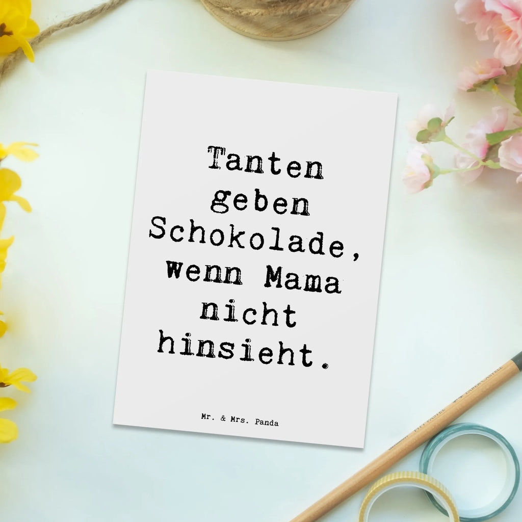 Postkarte Spruch Tanten geben Schokolade, wenn Mama nicht hinsieht. Postkarte, Karte, Geschenkkarte, Grußkarte, Einladung, Ansichtskarte, Geburtstagskarte, Einladungskarte, Dankeskarte, Ansichtskarten, Einladung Geburtstag, Einladungskarten Geburtstag, Familie, Vatertag, Muttertag, Bruder, Schwester, Mama, Papa, Oma, Opa