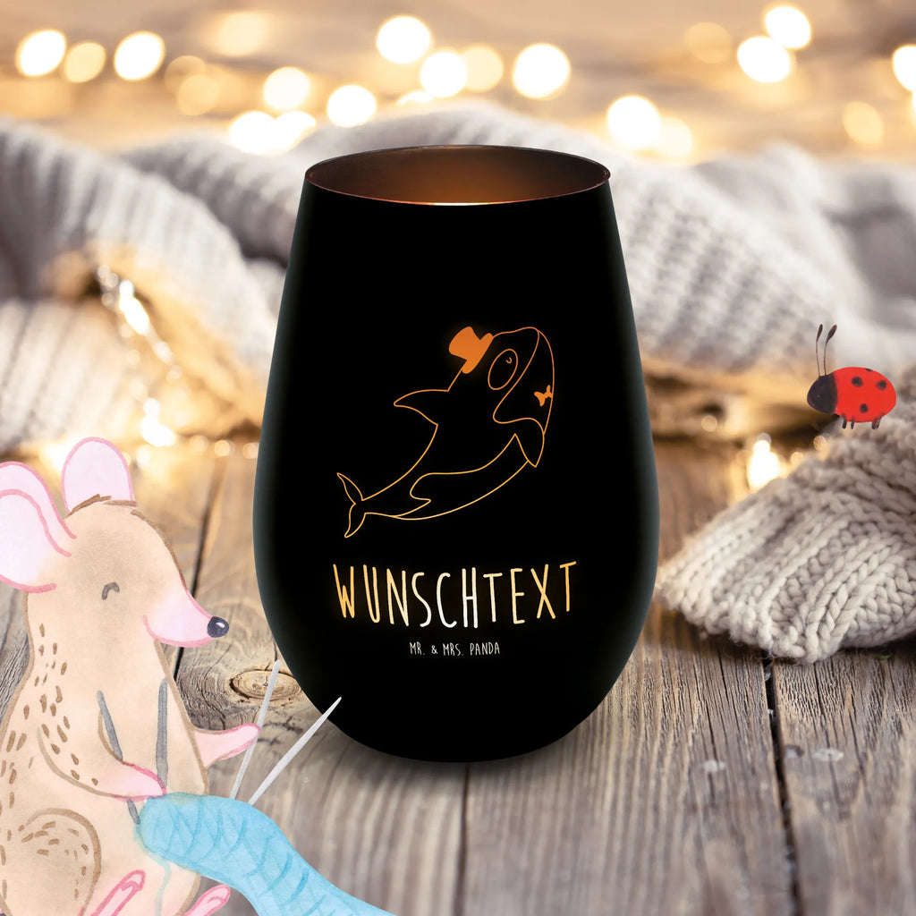 Gold Windlicht Personalisiert Orca Zylinder Personalisiertes Windlicht, Personalisiertes Teelicht, Personalisiertes Graviertes Windlicht, Personalisiertes Windlicht Gravur, Personalisierte Kerze, Personalisiertes Windlicht aus Glas, Personalisiertes Teelicht aus Glas, Personalisiertes Windlicht mit Namen, Teelicht mit Namen, Graviertes Windlicht mit Namen, Windlicht Gravur mit Namen, Kerze mit Namen, Windlicht aus Glas mit Namen, Teelicht aus Glas mit Namen, Wunschtext, Personalisierbar, Selbst gestalten, Meerestiere, Meer, Urlaub, Narwal, Glitter, Konfetti, Glitzer, Geburtstag, Feier, Fete, Fest, Glückwunsch, Orca