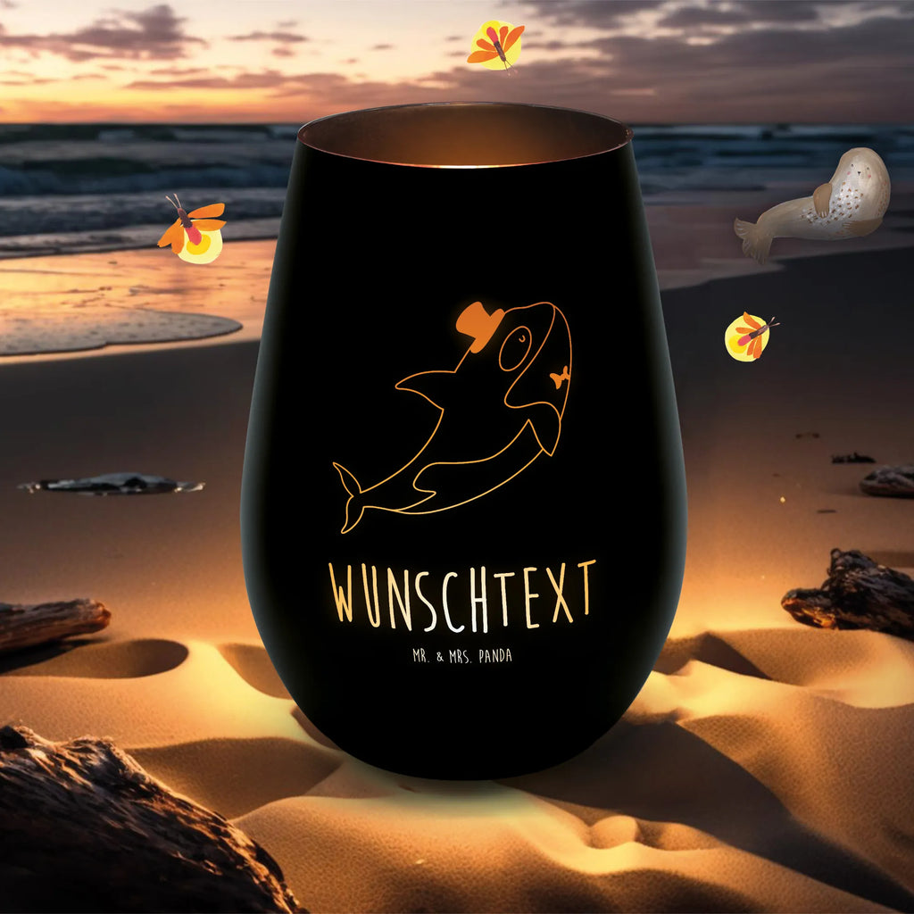 Gold Windlicht Personalisiert Orca Zylinder Personalisiertes Windlicht, Personalisiertes Teelicht, Personalisiertes Graviertes Windlicht, Personalisiertes Windlicht Gravur, Personalisierte Kerze, Personalisiertes Windlicht aus Glas, Personalisiertes Teelicht aus Glas, Personalisiertes Windlicht mit Namen, Teelicht mit Namen, Graviertes Windlicht mit Namen, Windlicht Gravur mit Namen, Kerze mit Namen, Windlicht aus Glas mit Namen, Teelicht aus Glas mit Namen, Wunschtext, Personalisierbar, Selbst gestalten, Meerestiere, Meer, Urlaub, Narwal, Glitter, Konfetti, Glitzer, Geburtstag, Feier, Fete, Fest, Glückwunsch, Orca