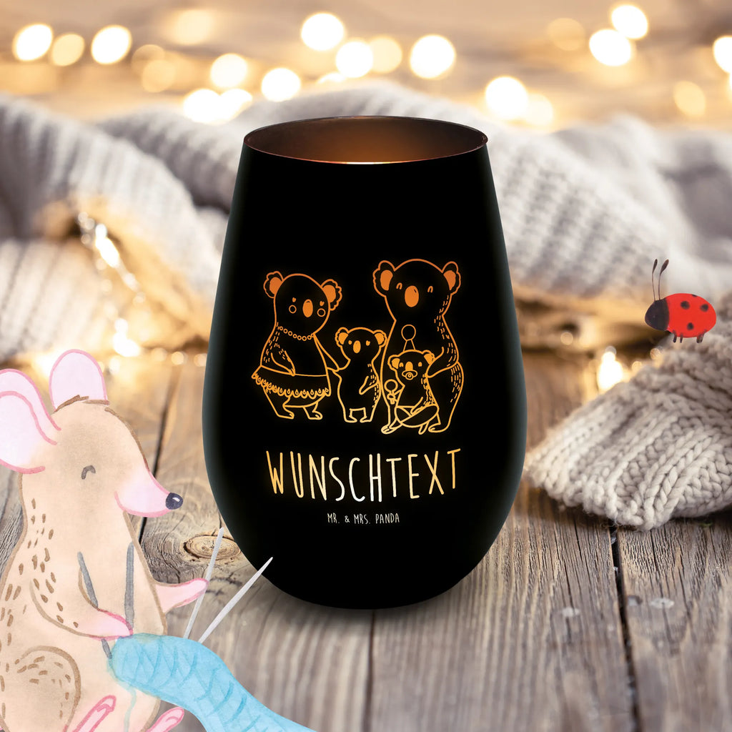 Gold Windlicht Personalisiert Koala Familie Personalisiertes Windlicht, Personalisiertes Teelicht, Personalisiertes Graviertes Windlicht, Personalisiertes Windlicht Gravur, Personalisierte Kerze, Personalisiertes Windlicht aus Glas, Personalisiertes Teelicht aus Glas, Personalisiertes Windlicht mit Namen, Teelicht mit Namen, Graviertes Windlicht mit Namen, Windlicht Gravur mit Namen, Kerze mit Namen, Windlicht aus Glas mit Namen, Teelicht aus Glas mit Namen, Wunschtext, Personalisierbar, Selbst gestalten, Familie, Vatertag, Muttertag, Bruder, Schwester, Mama, Papa, Oma, Opa, Koala, Koalas, Family, Kinder, Geschwister, Familienleben