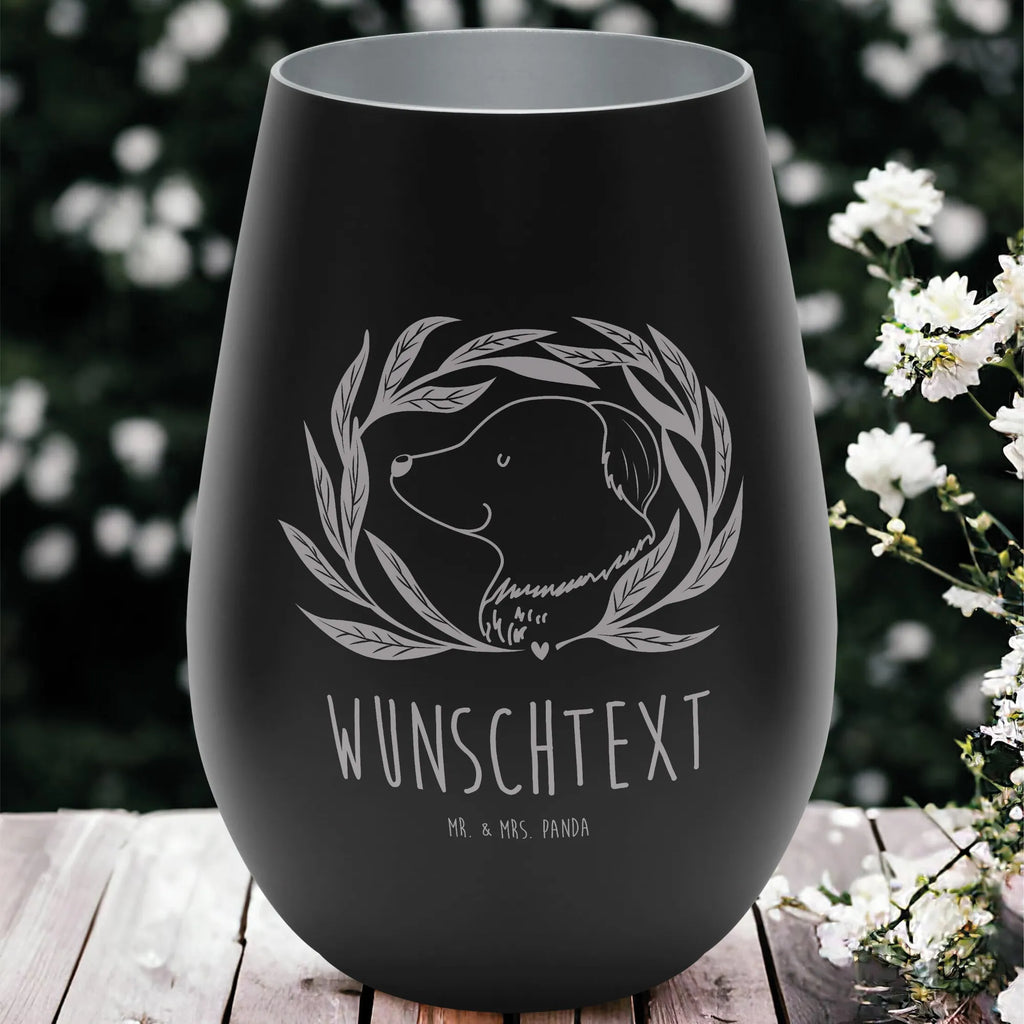 Gold Windlicht Personalisiert Hund Blumen Personalisiertes Windlicht, Personalisiertes Teelicht, Personalisiertes Graviertes Windlicht, Personalisiertes Windlicht Gravur, Personalisierte Kerze, Personalisiertes Windlicht aus Glas, Personalisiertes Teelicht aus Glas, Personalisiertes Windlicht mit Namen, Teelicht mit Namen, Graviertes Windlicht mit Namen, Windlicht Gravur mit Namen, Kerze mit Namen, Windlicht aus Glas mit Namen, Teelicht aus Glas mit Namen, Wunschtext, Personalisierbar, Selbst gestalten, Hund, Hundemotiv, Haustier, Hunderasse, Tierliebhaber, Hundebesitzer, Sprüche, Ranke, Therapie, Selbsttherapie, Hundeliebe, Hundeglück, Hunde