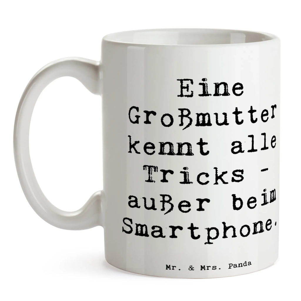 Mug Saying Eine Großmutter kennt alle Tricks, außer beim Smartphone. Tasse, Kaffeetasse, Teetasse, Keramiktasse, Porzellantasse, Bürotasse, Geschenktasse, Tasse mit Zitaten, Tasse mit Motiven, Familie, Vatertag, Muttertag, Bruder, Schwester, Mama, Papa, Oma, Opa