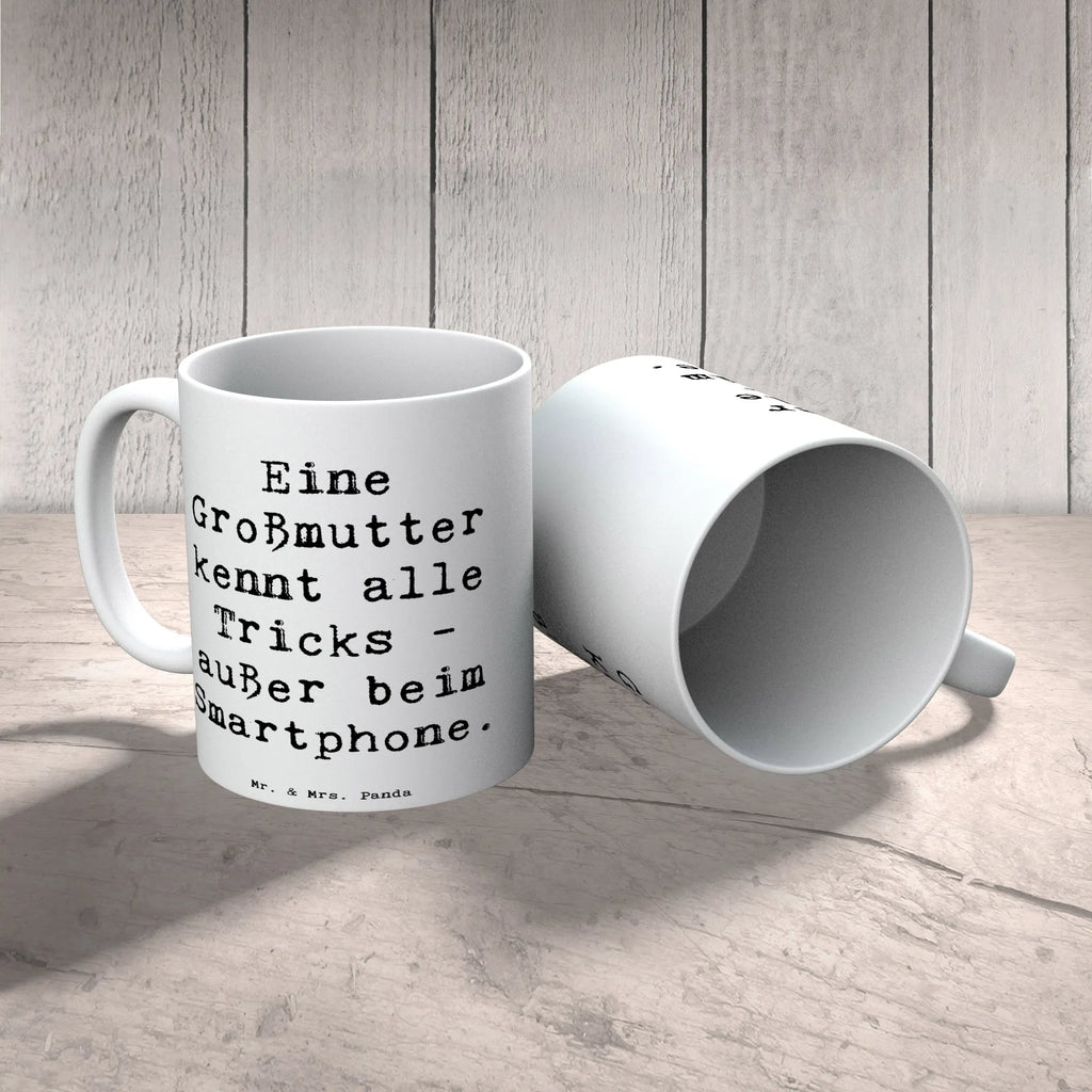 Mug Saying Eine Großmutter kennt alle Tricks, außer beim Smartphone. Tasse, Kaffeetasse, Teetasse, Keramiktasse, Porzellantasse, Bürotasse, Geschenktasse, Tasse mit Zitaten, Tasse mit Motiven, Familie, Vatertag, Muttertag, Bruder, Schwester, Mama, Papa, Oma, Opa