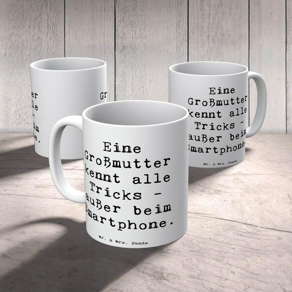 Mug Saying Eine Großmutter kennt alle Tricks, außer beim Smartphone. Tasse, Kaffeetasse, Teetasse, Keramiktasse, Porzellantasse, Bürotasse, Geschenktasse, Tasse mit Zitaten, Tasse mit Motiven, Familie, Vatertag, Muttertag, Bruder, Schwester, Mama, Papa, Oma, Opa