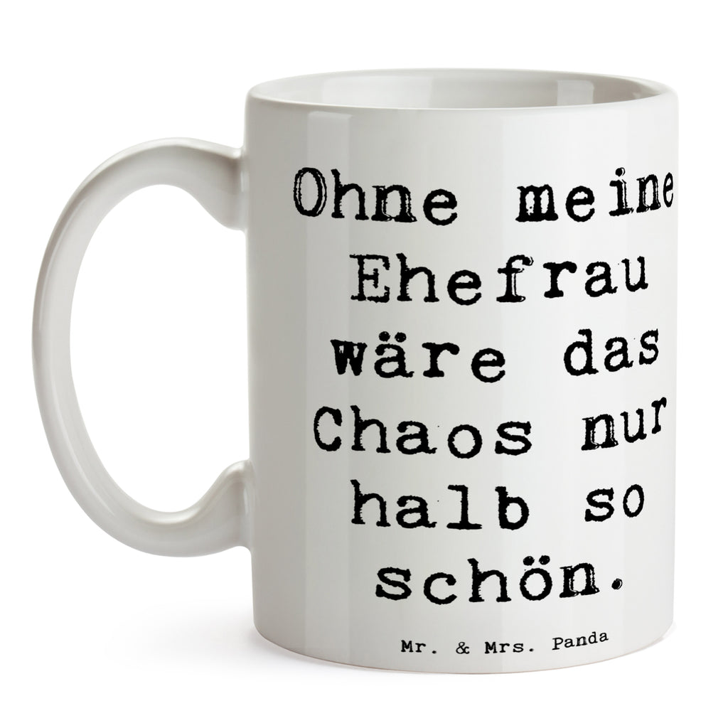 Tasse Spruch Ohne meine Ehefrau wäre das Chaos nur halb so schön. Tasse, Kaffeetasse, Teetasse, Becher, Kaffeebecher, Teebecher, Keramiktasse, Porzellantasse, Büro Tasse, Geschenk Tasse, Tasse Sprüche, Tasse Motive, Kaffeetassen, Tasse bedrucken, Designer Tasse, Cappuccino Tassen, Schöne Teetassen, Familie, Vatertag, Muttertag, Bruder, Schwester, Mama, Papa, Oma, Opa