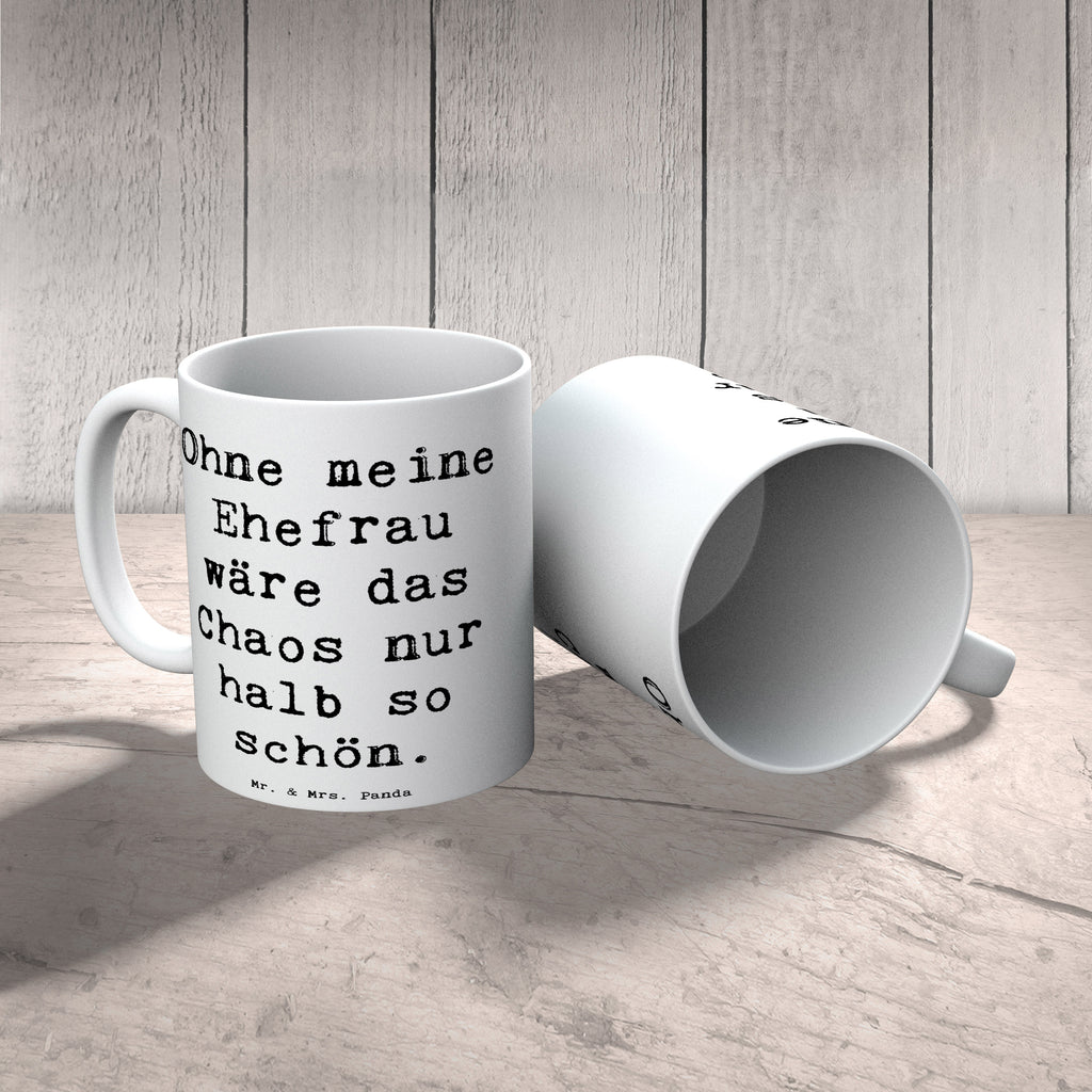 Tasse Spruch Ohne meine Ehefrau wäre das Chaos nur halb so schön. Tasse, Kaffeetasse, Teetasse, Becher, Kaffeebecher, Teebecher, Keramiktasse, Porzellantasse, Büro Tasse, Geschenk Tasse, Tasse Sprüche, Tasse Motive, Kaffeetassen, Tasse bedrucken, Designer Tasse, Cappuccino Tassen, Schöne Teetassen, Familie, Vatertag, Muttertag, Bruder, Schwester, Mama, Papa, Oma, Opa