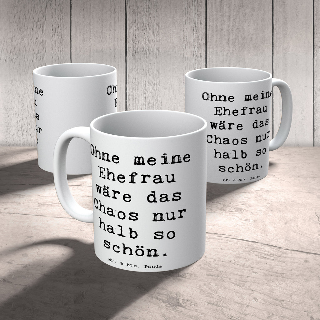 Tasse Spruch Ohne meine Ehefrau wäre das Chaos nur halb so schön. Tasse, Kaffeetasse, Teetasse, Becher, Kaffeebecher, Teebecher, Keramiktasse, Porzellantasse, Büro Tasse, Geschenk Tasse, Tasse Sprüche, Tasse Motive, Kaffeetassen, Tasse bedrucken, Designer Tasse, Cappuccino Tassen, Schöne Teetassen, Familie, Vatertag, Muttertag, Bruder, Schwester, Mama, Papa, Oma, Opa