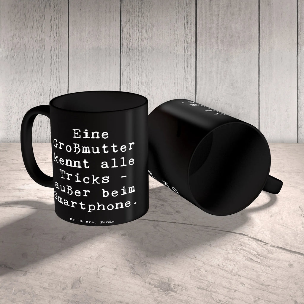 Mug Saying Eine Großmutter kennt alle Tricks, außer beim Smartphone. Tasse, Kaffeetasse, Teetasse, Keramiktasse, Porzellantasse, Bürotasse, Geschenktasse, Tasse mit Zitaten, Tasse mit Motiven, Familie, Vatertag, Muttertag, Bruder, Schwester, Mama, Papa, Oma, Opa