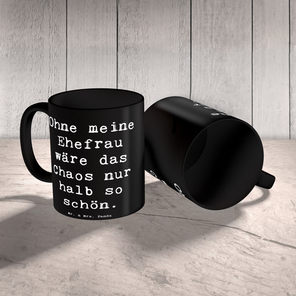 Tasse Spruch Ohne meine Ehefrau wäre das Chaos nur halb so schön. Tasse, Kaffeetasse, Teetasse, Becher, Kaffeebecher, Teebecher, Keramiktasse, Porzellantasse, Büro Tasse, Geschenk Tasse, Tasse Sprüche, Tasse Motive, Kaffeetassen, Tasse bedrucken, Designer Tasse, Cappuccino Tassen, Schöne Teetassen, Familie, Vatertag, Muttertag, Bruder, Schwester, Mama, Papa, Oma, Opa