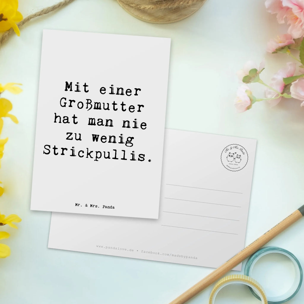 Postcard Saying Mit einer Großmutter hat man nie zu wenig Strickpullis. Postkarte, Karte, Geschenkkarte, Grußkarte, Einladung, Ansichtskarte, Geburtstagskarte, Einladungskarte, Dankeskarte, Ansichtskarten, Einladung Geburtstag, Einladungskarten Geburtstag, Familie, Vatertag, Muttertag, Bruder, Schwester, Mama, Papa, Oma, Opa