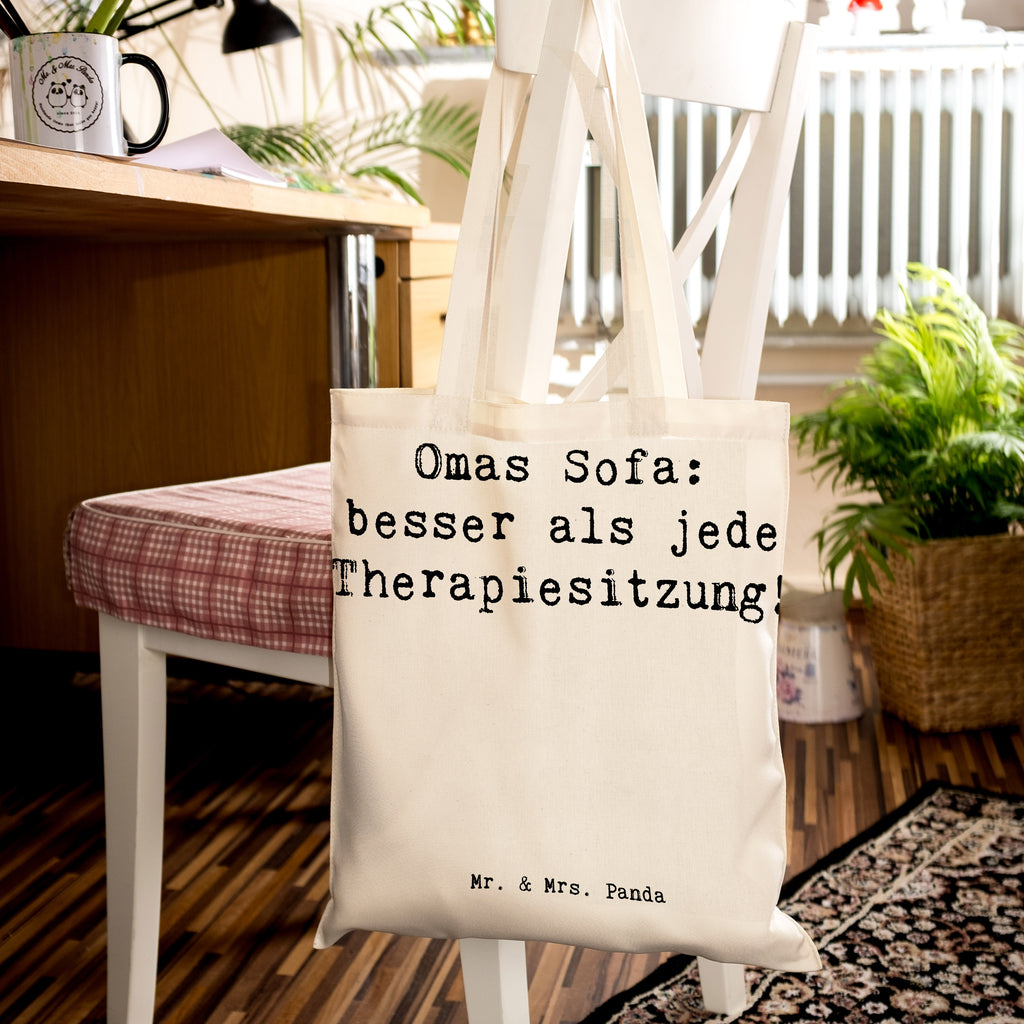 Tragetasche Spruch Omas Sofa: besser als jede Therapiesitzung! Beuteltasche, Beutel, Einkaufstasche, Jutebeutel, Stoffbeutel, Tasche, Shopper, Umhängetasche, Strandtasche, Schultertasche, Stofftasche, Tragetasche, Badetasche, Jutetasche, Einkaufstüte, Laptoptasche, Familie, Vatertag, Muttertag, Bruder, Schwester, Mama, Papa, Oma, Opa