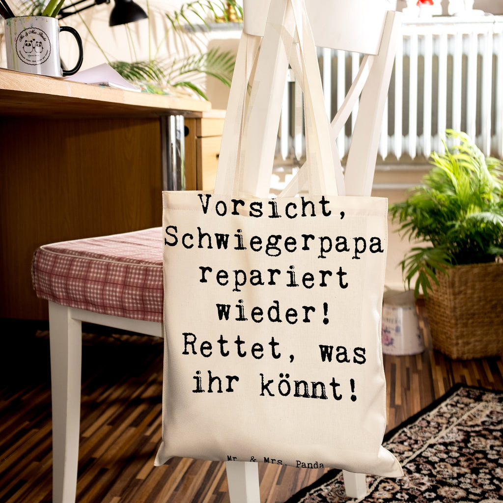 Tragetasche Spruch Schwiegerpapa Repariert Beuteltasche, Beutel, Einkaufstasche, Jutebeutel, Stoffbeutel, Tasche, Shopper, Umhängetasche, Strandtasche, Schultertasche, Stofftasche, Tragetasche, Badetasche, Jutetasche, Einkaufstüte, Laptoptasche, Familie, Vatertag, Muttertag, Bruder, Schwester, Mama, Papa, Oma, Opa