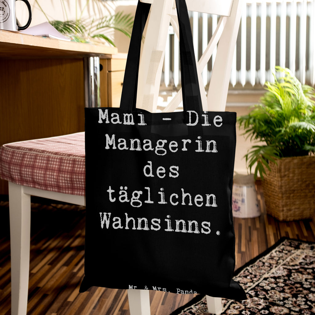 Tragetasche Spruch Mami Managerin Beuteltasche, Beutel, Einkaufstasche, Jutebeutel, Stoffbeutel, Tasche, Shopper, Umhängetasche, Strandtasche, Schultertasche, Stofftasche, Tragetasche, Badetasche, Jutetasche, Einkaufstüte, Laptoptasche, Familie, Vatertag, Muttertag, Bruder, Schwester, Mama, Papa, Oma, Opa