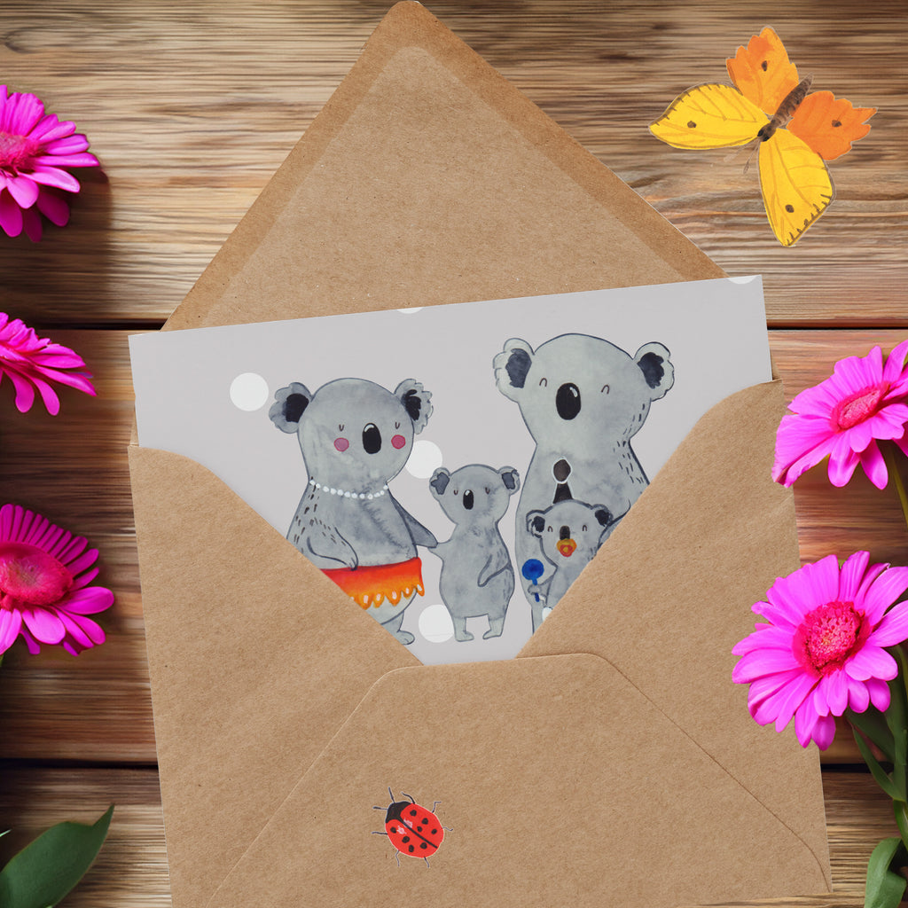 Deluxe Karte Koala Familie Karte, Grußkarte, Klappkarte, Einladungskarte, Glückwunschkarte, Hochzeitskarte, Geburtstagskarte, Hochwertige Grußkarte, Hochwertige Klappkarte, Familie, Vatertag, Muttertag, Bruder, Schwester, Mama, Papa, Oma, Opa, Koala, Koalas, Family, Kinder, Geschwister, Familienleben