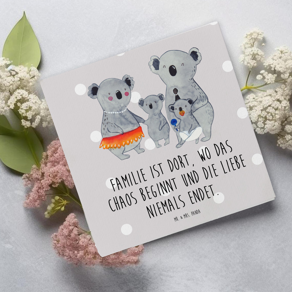 Deluxe Karte Koala Familie Karte, Grußkarte, Klappkarte, Einladungskarte, Glückwunschkarte, Hochzeitskarte, Geburtstagskarte, Hochwertige Grußkarte, Hochwertige Klappkarte, Familie, Vatertag, Muttertag, Bruder, Schwester, Mama, Papa, Oma, Opa, Koala, Koalas, Family, Kinder, Geschwister, Familienleben