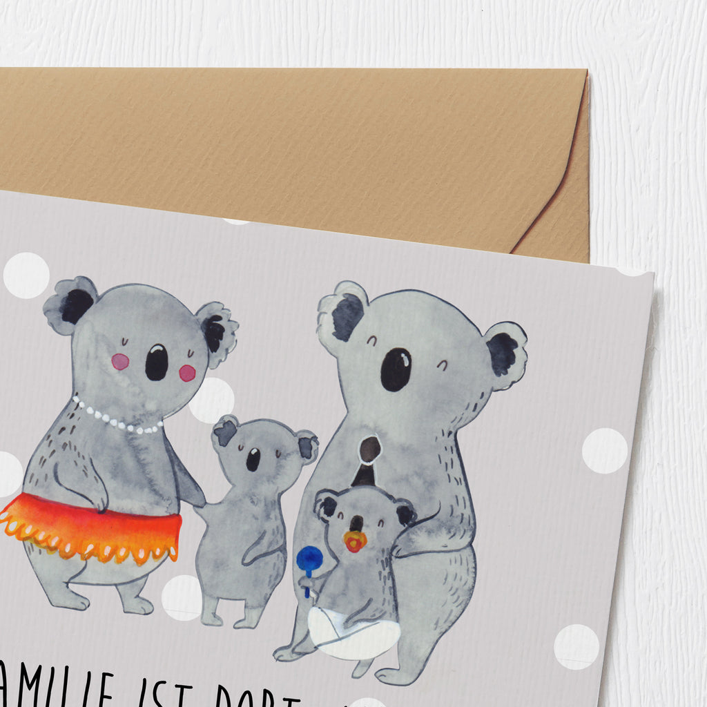 Deluxe Karte Koala Familie Karte, Grußkarte, Klappkarte, Einladungskarte, Glückwunschkarte, Hochzeitskarte, Geburtstagskarte, Hochwertige Grußkarte, Hochwertige Klappkarte, Familie, Vatertag, Muttertag, Bruder, Schwester, Mama, Papa, Oma, Opa, Koala, Koalas, Family, Kinder, Geschwister, Familienleben