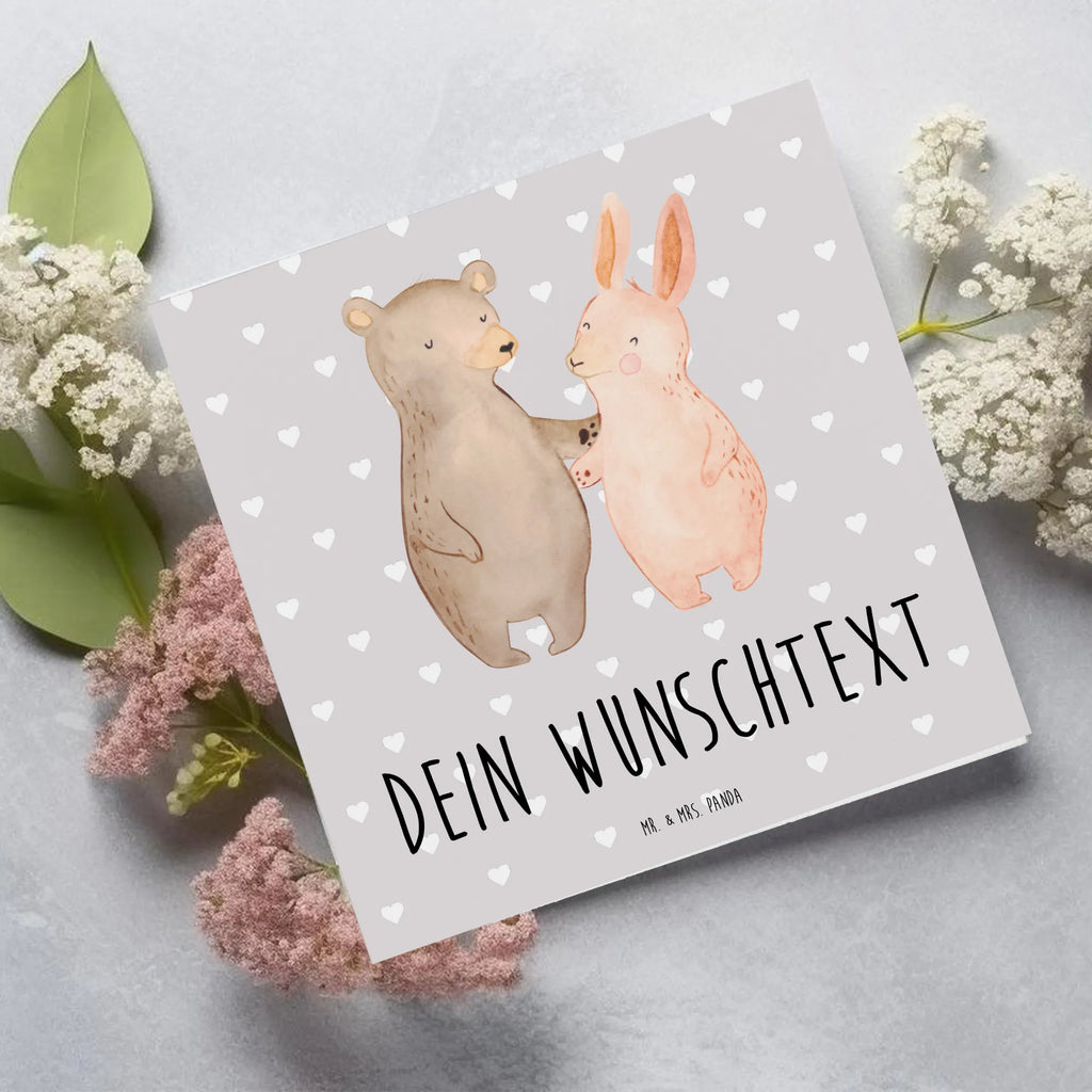 Personalisierte Deluxe Karte Bär und Hase Umarmen Personalisierte Grußkarte, Personalisiertere Klappkarte, Personalisierte Einladungskarte, Personalisierte Glückwunschkarte, Personalisierte Hochzeitskarte, Personalisierte Geburtstagskarte, Grußkarte mit Namen, Grußkarte selber drucken, Grußkarte selbst gestalten, Grußkarte mit persönlichen Nachrichten, Grußkarte als Geldgeschenk, Grußkarten personalisiert, Personalisierte Karte, Liebe, Partner, Freund, Freundin, Ehemann, Ehefrau, Heiraten, Verlobung, Heiratsantrag, Liebesgeschenk, Jahrestag, Hocheitstag, Freunde, bester Freund, Hase, Bär, Bärchen, best friends