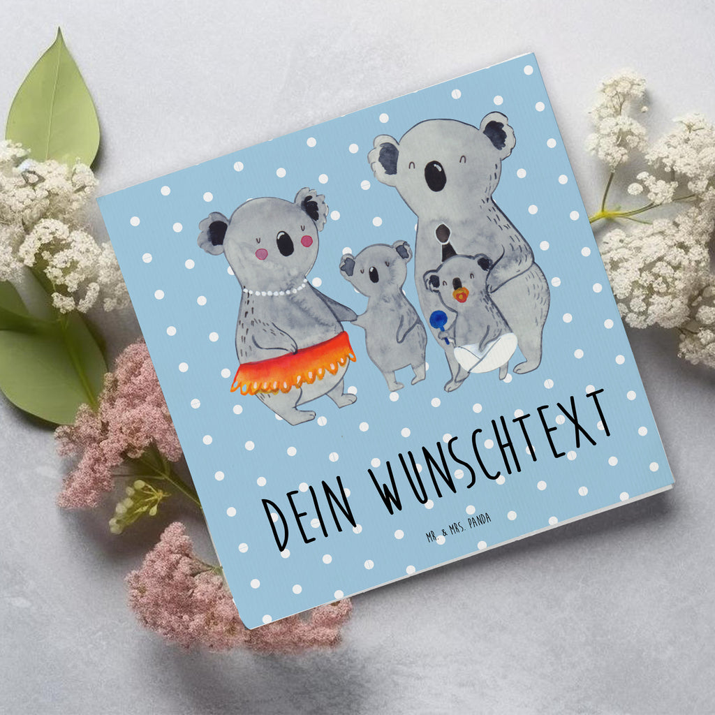 Personalisierte Deluxe Karte Koala Familie Personalisierte Grußkarte, Personalisiertere Klappkarte, Personalisierte Einladungskarte, Personalisierte Glückwunschkarte, Personalisierte Hochzeitskarte, Personalisierte Geburtstagskarte, Grußkarte mit Namen, Grußkarte selber drucken, Grußkarte selbst gestalten, Grußkarte mit persönlichen Nachrichten, Grußkarte als Geldgeschenk, Grußkarten personalisiert, Personalisierte Karte, Familie, Vatertag, Muttertag, Bruder, Schwester, Mama, Papa, Oma, Opa, Koala, Koalas, Family, Kinder, Geschwister, Familienleben