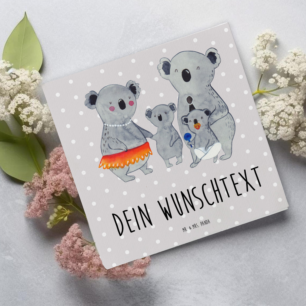 Personalisierte Deluxe Karte Koala Familie Personalisierte Grußkarte, Personalisiertere Klappkarte, Personalisierte Einladungskarte, Personalisierte Glückwunschkarte, Personalisierte Hochzeitskarte, Personalisierte Geburtstagskarte, Grußkarte mit Namen, Grußkarte selber drucken, Grußkarte selbst gestalten, Grußkarte mit persönlichen Nachrichten, Grußkarte als Geldgeschenk, Grußkarten personalisiert, Personalisierte Karte, Familie, Vatertag, Muttertag, Bruder, Schwester, Mama, Papa, Oma, Opa, Koala, Koalas, Family, Kinder, Geschwister, Familienleben