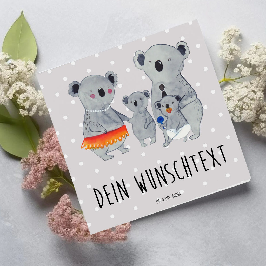 Personalisierte Deluxe Karte Koala Familie Personalisierte Grußkarte, Personalisiertere Klappkarte, Personalisierte Einladungskarte, Personalisierte Glückwunschkarte, Personalisierte Hochzeitskarte, Personalisierte Geburtstagskarte, Grußkarte mit Namen, Grußkarte selber drucken, Grußkarte selbst gestalten, Grußkarte mit persönlichen Nachrichten, Grußkarte als Geldgeschenk, Grußkarten personalisiert, Personalisierte Karte, Familie, Vatertag, Muttertag, Bruder, Schwester, Mama, Papa, Oma, Opa, Koala, Koalas, Family, Kinder, Geschwister, Familienleben