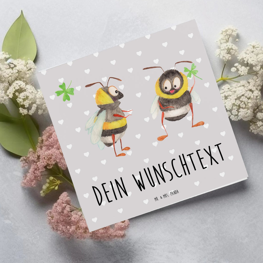 Personalisierte Deluxe Karte Bienen Paar Personalisierte Grußkarte, Personalisiertere Klappkarte, Personalisierte Einladungskarte, Personalisierte Glückwunschkarte, Personalisierte Hochzeitskarte, Personalisierte Geburtstagskarte, Grußkarte mit Namen, Grußkarte selber drucken, Grußkarte selbst gestalten, Grußkarte mit persönlichen Nachrichten, Grußkarte als Geldgeschenk, Grußkarten personalisiert, Personalisierte Karte, Liebe, Partner, Freund, Freundin, Ehemann, Ehefrau, Heiraten, Verlobung, Heiratsantrag, Liebesgeschenk, Jahrestag, Hocheitstag, Valentinstag, Geschenk für Frauen, Hochzeitstag, Mitbringsel, Geschenk für Freundin, Geschenk für Partner, Liebesbeweis, für Männer, für Ehemann, Schildkröten, verliebte Schildkröten