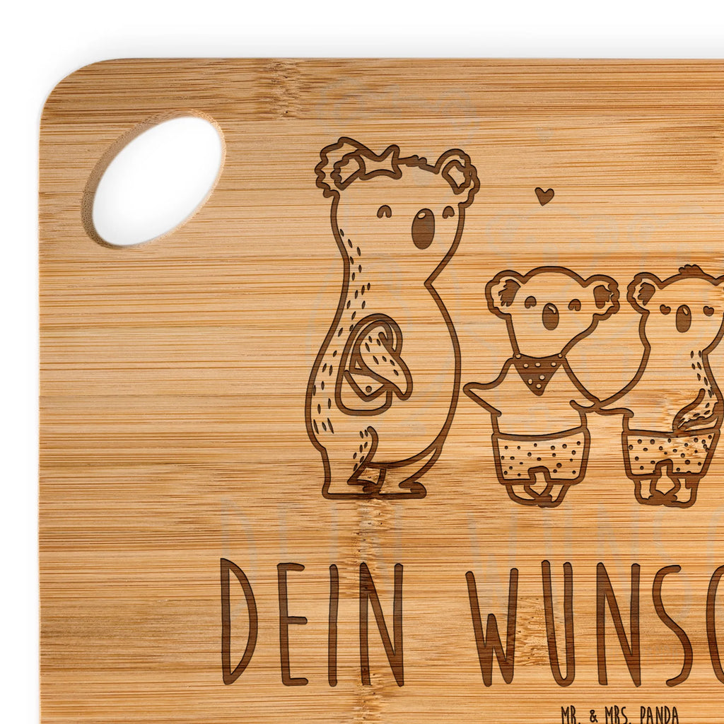 Personalisiertes Schneidebrett Koala Familie zwei Personalisiertes Schneidebrett, Schneidebrett mit Namen, Schneidebrett selbst gestalten, Schneidebrett mit Wunschtext, Personalisiertes Holzbrett, Holzbrett mit Namen, Holzbrett selbst gestalten, Holzbrett mit Wunschtext, Personalisiertes Küchenbrett, Küchenbrett mit Namen, Küchenbrett selbst gestalten, Küchenbrett mit Wunschtext, Personalisiertes Frühstücksbrett, Frühstücksbrett mit Namen, Frühstücksbrett selbst gestalten, Frühstücksbrett mit Wunschtext, Personalisiertes Hackbrett, Hackbrett mit Namen, Hackbrett selbst gestalten, Hackbrett mit Wunschtext, Personalisiertes Brett, Brett mit Namen, Brett selbst gestalten, Brett mit Wunschtext, Personalisiertes Holzbrettchen, Holzbrettchen mit Namen, Holzbrettchen selbst gestalten, Holzbrettchen mit Wunschtext, Personalisiertes Servierbrett, Servierbrett mit Namen, Servierbrett selbst gestalten, Servierbrett mit Wunschtext, Familie, Vatertag, Muttertag, Bruder, Schwester, Mama, Papa, Oma, Opa, Koala, Koalabär, beste Familie, Familienzeit, Familienleben, Koalafamilie, Lieblingsfamilie