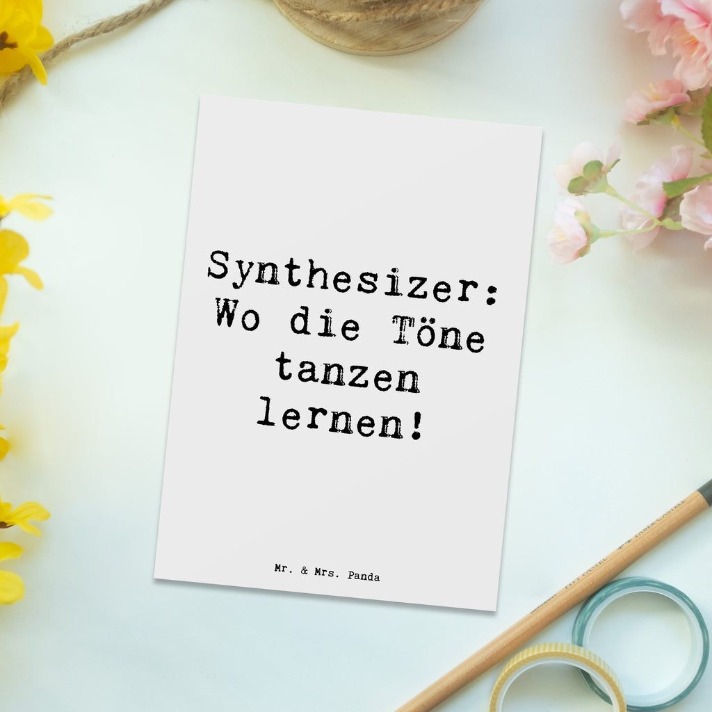 Postkarte Synthesizer: Wo die Töne tanzen lernen! Postkarte, Karte, Geschenkkarte, Grußkarte, Einladung, Ansichtskarte, Geburtstagskarte, Einladungskarte, Dankeskarte, Ansichtskarten, Einladung Geburtstag, Einladungskarten Geburtstag, Instrumente, Geschenke Musiker, Musikliebhaber