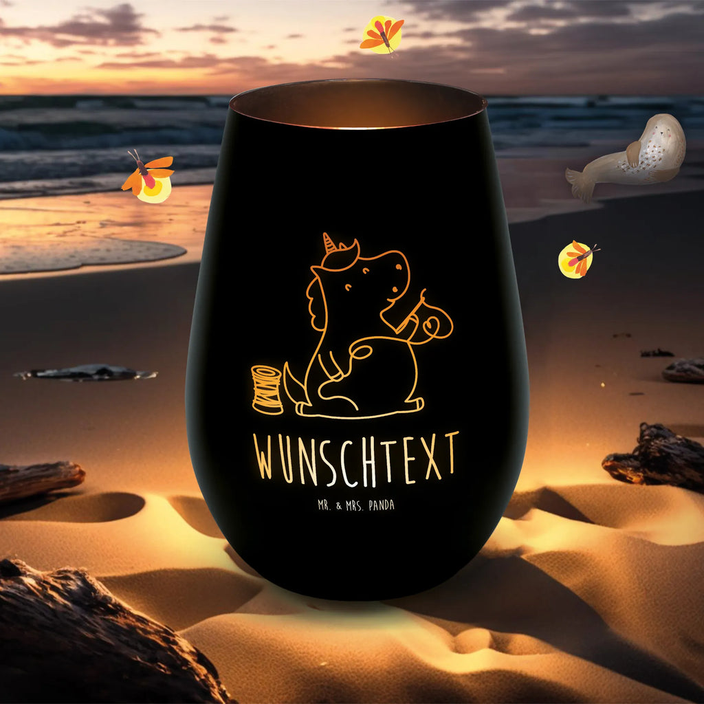 Gold Windlicht Personalisiert Einhorn Näherin Personalisiertes Windlicht, Personalisiertes Teelicht, Personalisiertes Graviertes Windlicht, Personalisiertes Windlicht Gravur, Personalisierte Kerze, Personalisiertes Windlicht aus Glas, Personalisiertes Teelicht aus Glas, Personalisiertes Windlicht mit Namen, Teelicht mit Namen, Graviertes Windlicht mit Namen, Windlicht Gravur mit Namen, Kerze mit Namen, Windlicht aus Glas mit Namen, Teelicht aus Glas mit Namen, Wunschtext, Personalisierbar, Selbst gestalten, Einhorn, Einhörner, Einhorn Deko, Pegasus, Unicorn, Näherin, nähen, Mädchen, Freundin, Häkeln, Stricken, basteln, Nähzimmer