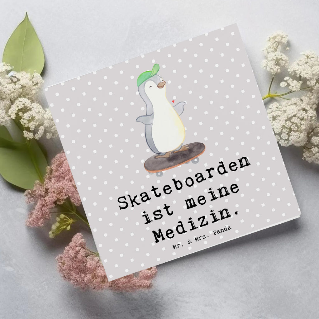 Deluxe Karte Pinguin Skateboarden Karte, Grußkarte, Klappkarte, Einladungskarte, Glückwunschkarte, Hochzeitskarte, Geburtstagskarte, Hochwertige Grußkarte, Hochwertige Klappkarte, Geschenk, Sport, Sportart, Hobby, Schenken, Danke, Dankeschön, Auszeichnung, Gewinn, Sportler, Skateboarden, Skateboard fahren, Skaten, Skateboard, Skateplatz