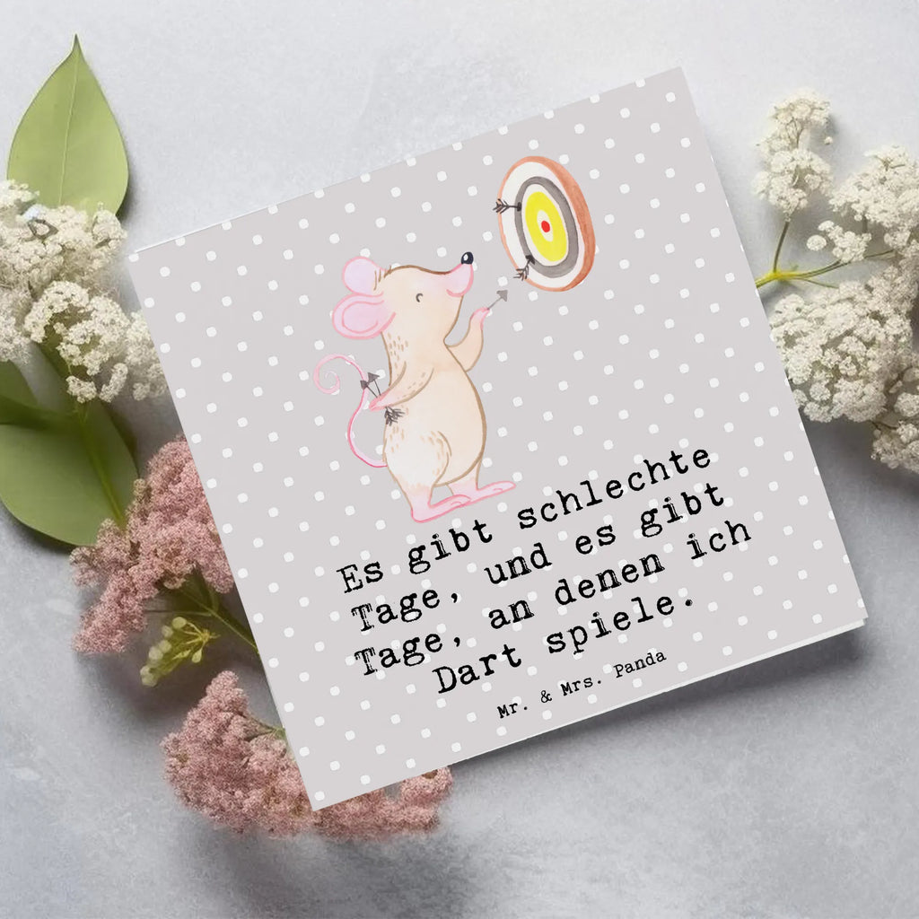 Deluxe Karte Maus Dart spielen Karte, Grußkarte, Klappkarte, Einladungskarte, Glückwunschkarte, Hochzeitskarte, Geburtstagskarte, Hochwertige Grußkarte, Hochwertige Klappkarte, Geschenk, Sport, Sportart, Hobby, Schenken, Danke, Dankeschön, Auszeichnung, Gewinn, Sportler, Dart spielen, Darten, Darts, Dart Turnier